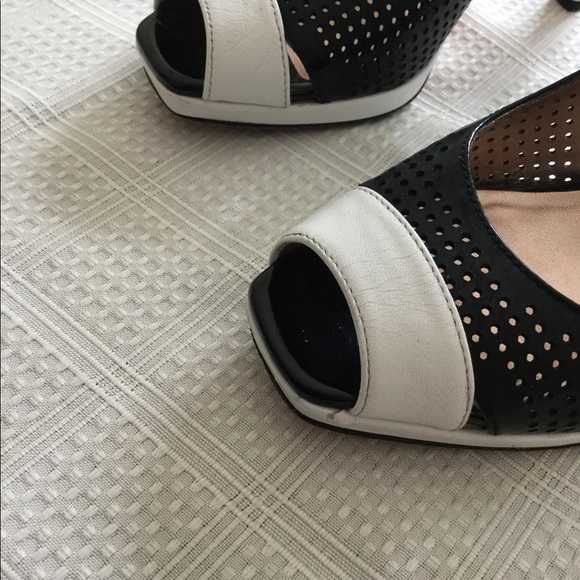 Women’s designer white and black heels. - Picture 6 of 7